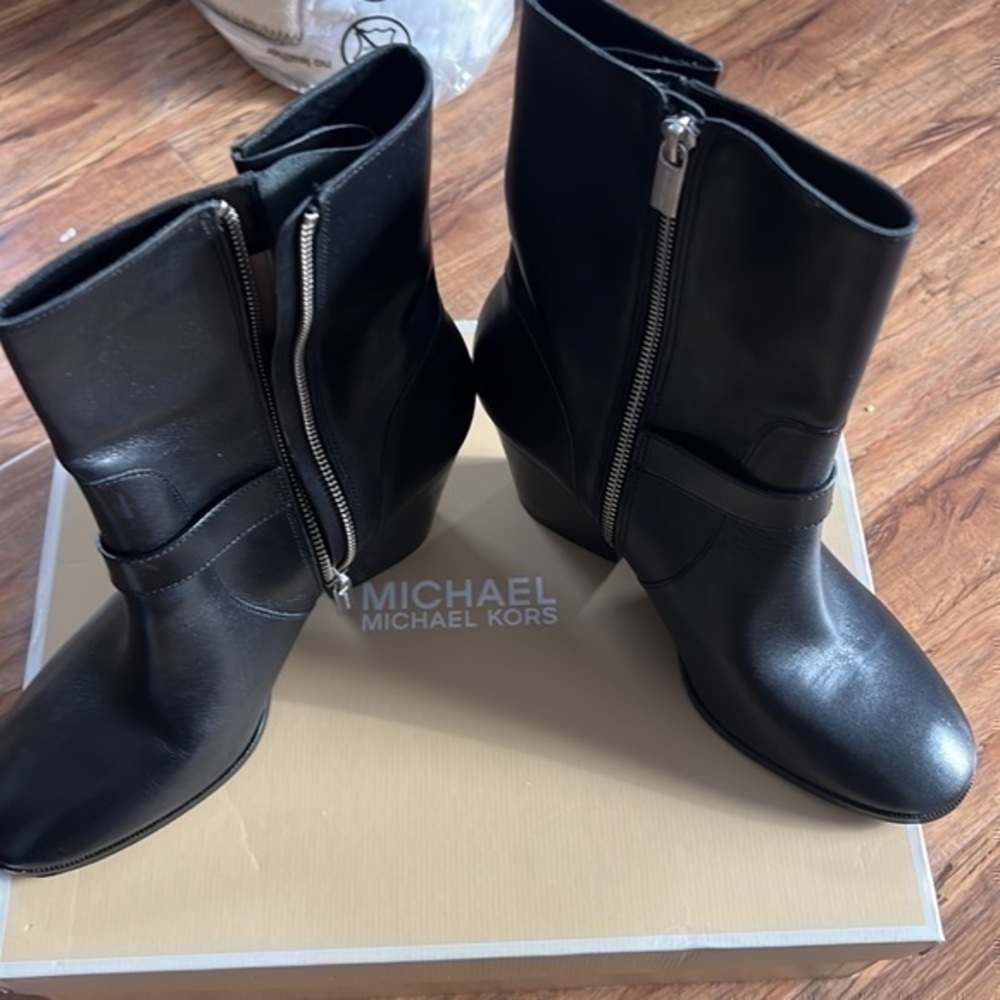 Michael Kors Bootie - Picture 4 of 15
